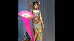 Para model terlihat berjalan anggun membawakan kebaya yang dibuat layaknya gaun cheongsam yang berpotongan lurus dan ramping, Jakarta, (3/9/14). (Liputan6.com/Panji Diksana)