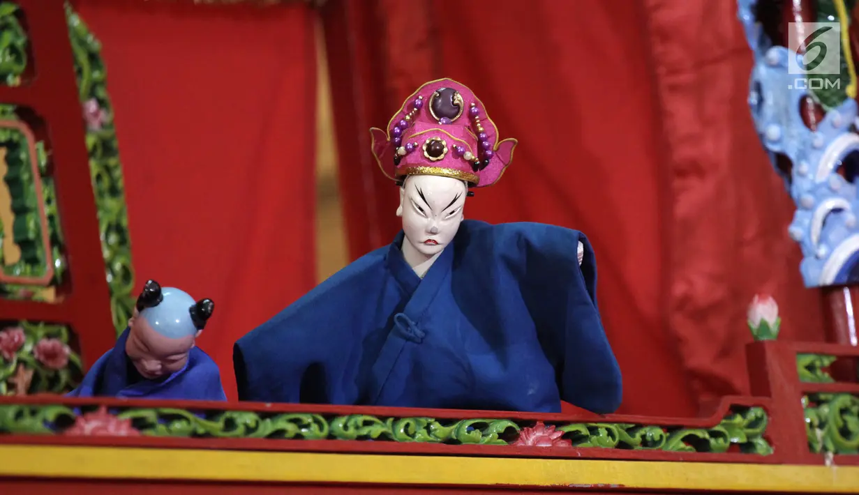 Suasana saat wayang potehi beraksi di salah satu pusat perbelanjaan di Jakarta, Jumat (2/2). Wayang potehi dibawa oleh para perantau Tionghoa ke berbagai wilayah di Nusantara. (Liputan6.com/Arya Manggala)
