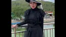 Kali ini, Bella Shofie jadi cewek mamba mengenakan tutu dress hitam. Gayanya disempurnakan dengan topi Dior warna senada (Instagram/bellashofie_rigan).