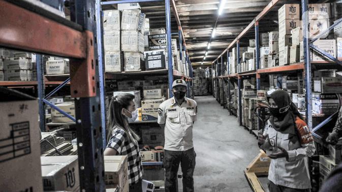 Petugas Satpol PP Kecamatan Tanjung Priok meninjau gudang penyimpanan barang di salah satu perkantoran kawasan Sunter, Jakarta, Rabu (10/2/2021). Sidak tersebut merupakan bagian dari penerapan Pemberlakuan Pembatasan Kegiatan Masyarakat (PPKM) skala mikro. (merdeka.com/Iqbal s Nugroho)