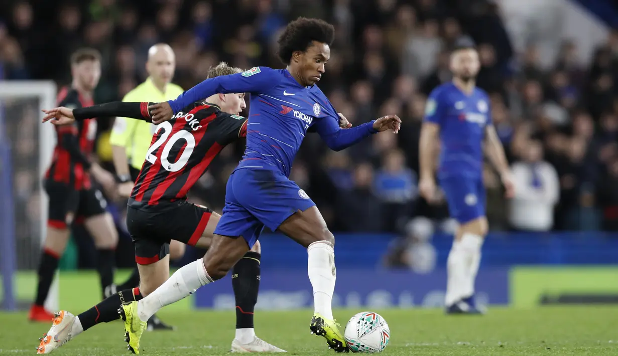 Gelandang Chelsea, Willian, menggiring bola saat melawan Bournemouth pada laga Piala Liga Inggris di Stadion Stamford Bridge, Kamis (20/12). Chelsea menang 1-0 atas Bournemouth. (AP/Alastair Grant)