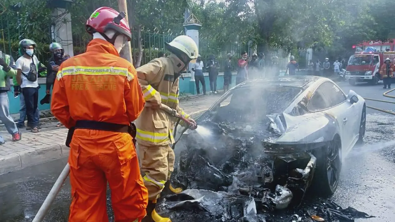 Mobil sport Porsche terbakar