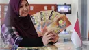 Petugas menunjukan perangko edisi Gerhana Matahari Total di Kantor Pos Indonesia, Jakarta, (25/2).Peristiwa  fenomena langka tersebut akan terjadi pada  9 Maret mendatang. (Liputan6.com/Angga Yuniar)