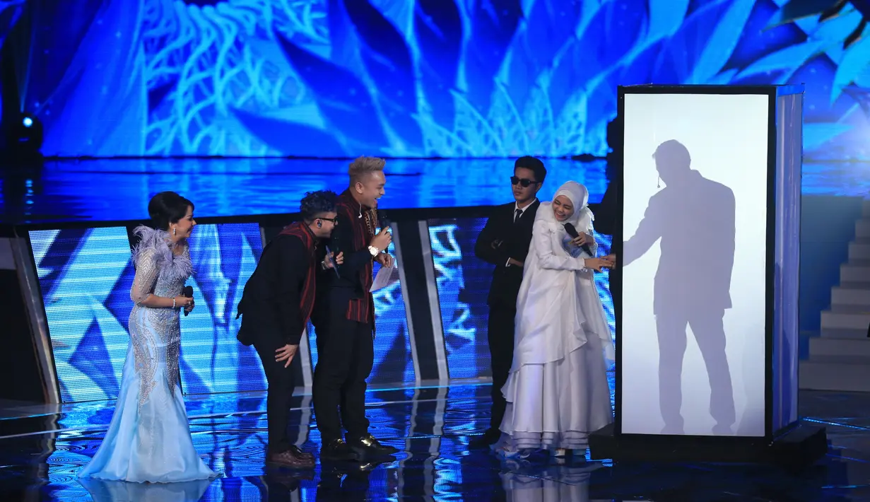 Kehadiran Bung Gomez tentu saja menjadi salah satu hal yang paling dinanti oleh penonton setia Golden Memories Indosiar, lantaran selama ini hanya dikenal dari sisi nama dan suaranya saja. (Adrian Putra/Bintang.com)