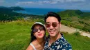 Maudy Ayunda dan suaminya, Jesse Choi menikmati keindahan Lombok. Maudy tampil dengan atasan sleeveless putih dipadukan celana panjang hijaunya. [@jessechoi]