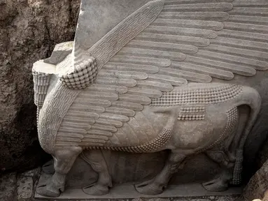 Foto pada 24 Oktober 2023 menunjukkan pemandangan patung pualam Dewa Lamassu yang baru saja digali, yang ditemukan dengan seluruh sayapnya yang masih utuh oleh misi arkeologi Prancis di situs arkeologi Khorsabad (juga dikenal dengan nama Dur-Sharrukin), di provinsi Niniwe, Irak bagian utara. (Zaid AL-OBEIDI / AFP)