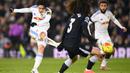 Pemain Leeds United, Ao Tanaka (kiri) mencetak gol dari luar kotak penalti ke gawang Chelsea dalam laga lanjutan Liga Inggris 2025/2026 di Elland Road, Leeds, Inggris, Rabu (03/12/2025). (AFP/Oli Scarff)