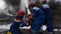 Tim HSSE & Fire Fighter Pertamina berupaya memadamkan api pada insiden tangki Pertamina di Kilang Balongan RU VI, Indramayu pada Rabu (31/3). Dok Pertamina