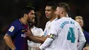 Striker Barcelona, Luis Suarez, bersitegang dengan bek Real Madrid, Sergio Ramos, pada laga La Liga Spanyol di Stadion Camp Nou, Barcelona, Minggu (6/5/2018). Kedua klub bermain imbang 2-2. (AFP/Josep Lago)