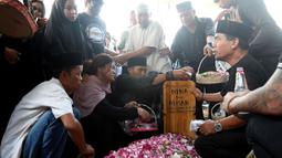 Prosesi pemakaman presenter sekaligus komedian Nina Carolina alias Mpok Alpa atau yang akrab dipanggil Mpok Alpa di Tempat Pemakaman Umum (TPU) Kujaran, Ciganjur, Jakarta Selatan pada Jumat (15/8/2025) sore diwarnai isak tangis kesedihan dari keluarga, sahabat dan kerabat yang turut hadir. (KapanLagi.com/Budy Santoso)