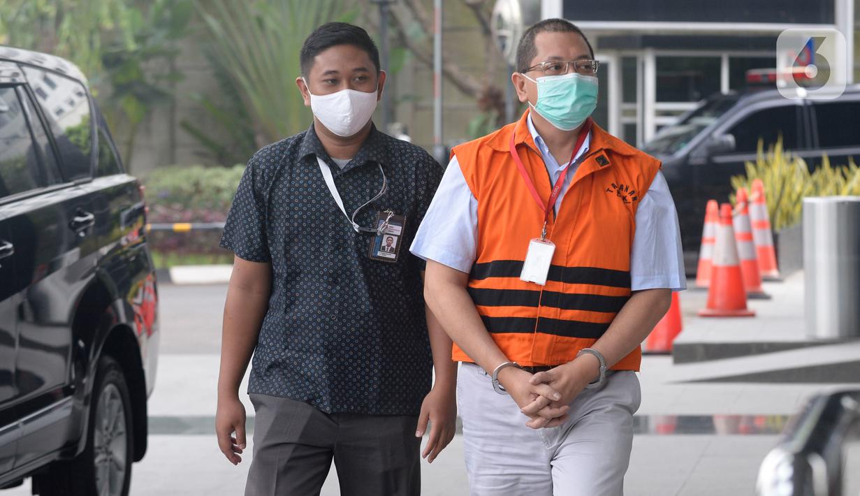 Tersangka mantan Direktur Niaga PT Dirgantara Indonesia, Irzal Rinaldi Zailani berjalan dikawal petugas akan menjalani pemeriksaan oleh penyidik di Gedung KPK, Jakarta, Kamis (2/7/2020). (merdeka.com/Dwi Narwoko)