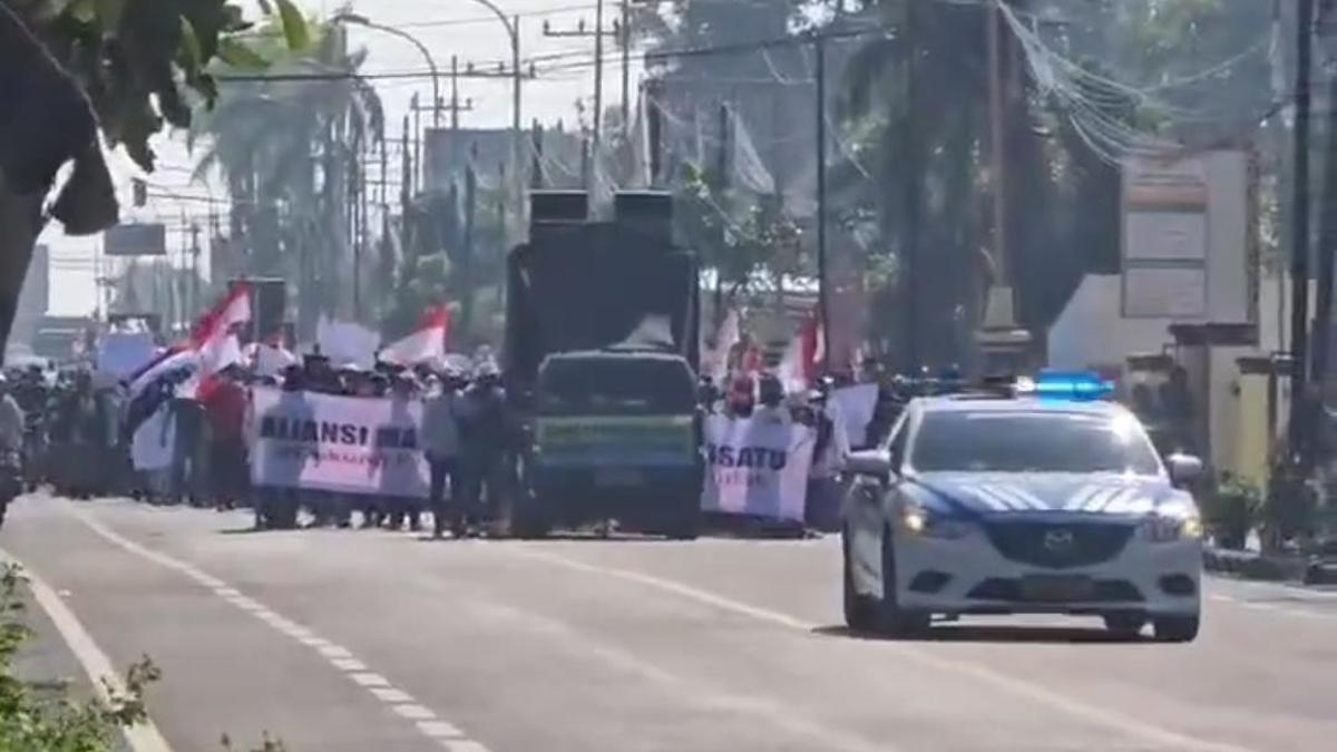 Massa Aksi Dukung MBG di Tuban Diangkut Dump Truk dan Pikap tanpa Penindakan