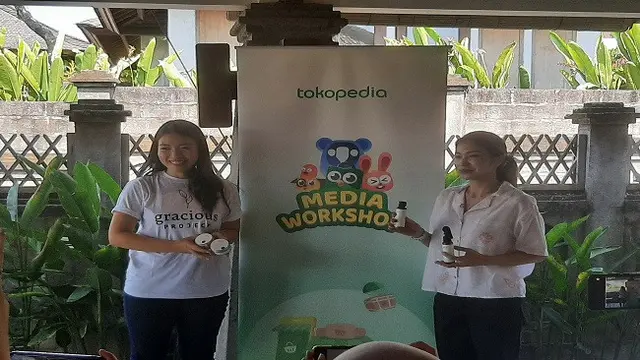 Pemilik Gracious Project, Gracia Chandra dan Direktur Corporate Affairs Tokopedia, Nuraini Razak saat acara Media Workshop bersama Pelaku Usaha Tokopedia, Bali, Kamis (19/10/2023). (foto: Hanz Jimenez Salim)