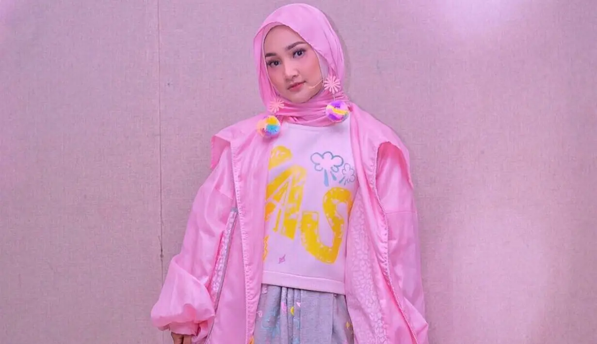 Wanita 23 tahun ini punya gaya outfit yang colorfull. Dengan penampilannya yang dominan warna pink, penampilan gadis kelahiran Jakarta ini pun terlihat ceria ya! (Liputan6.com/IG/@fatin30)