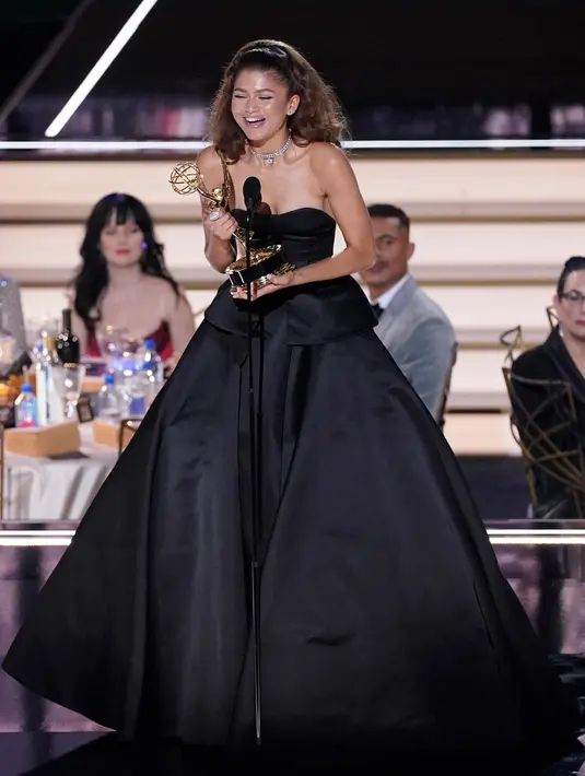 <p>Zendaya menerima penghargaan aktris utama terbaik dalam serial drama 'Euphoria' pada ajang Emmy Awards 2022 di Microsoft Theater, Los Angeles, Amerika Serikat, 12 September 2022. Sebelumnya, penghargaan yang sama juga didapatkan Zendaya pada 2020. (AP Photo/Mark Terrill)</p>