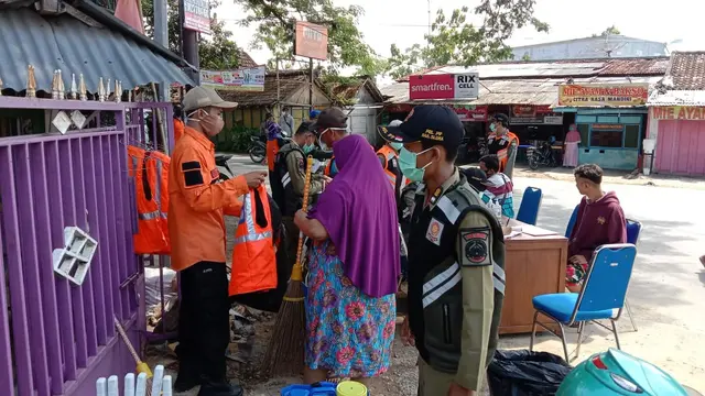 Tampak pelanggar hendak mengenakan rompi orange diberi sanksi kerja sosial saat operasi yustisi gabungan (Liputan6.com/Ahmad Adirin)