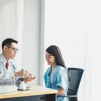 Konsultasi dengan dokter. (c) Shutterstock/Tharathorn Photography