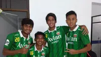 Cara Zulfiandi menyelamatkan diri dari lemparan benda keras jadi bahan tertawaan rekan-rekannya sesama alumnus Timnas Indonesia U-19. (Bola.com/Zaidan Nazarul) 