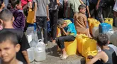 Anak-anak Palestina duduk di atas jeriken mereka sambil mengantre air di titik distribusi bantuan di kamp pengungsi Nuseirat, Jalur Gaza yang dikepung Israel pada 4 September 2025. (Eyad BABA/AFP)