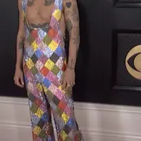 Tampilan Harry Style sangat mencuri perhatian, ia tampil mengenakan jumpsuit colorfull dipadukan sepatu putih. @recordingacademy