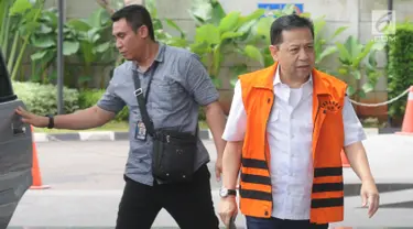 Terdakwa kasus korupsi proyek e-KTP Setya Novanto tiba di gedung KPK untuk menjalani pemeriksaan lanjutan, Jakarta, Senin (26/03). Setya Novanto diperiksa sebagai saksi atas dua tersangka kasus korupsi e-KTP. (Merdeka.com/Dwi Narwoko)