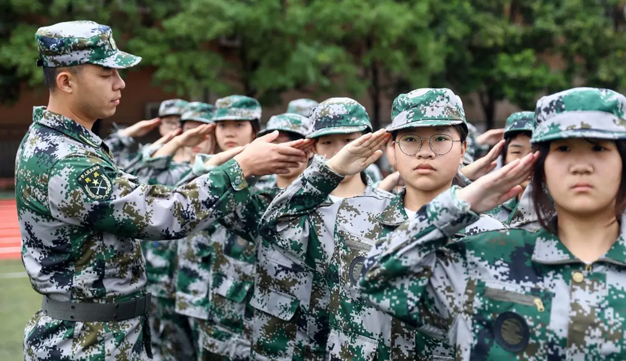 Murid sekolah menengah mengambil bagian dalam sesi pendidikan dan pelatihan militer pada awal semester baru di Huaibei, Provinsi Anhui, China, 5 September 2021. (STR/AFP)