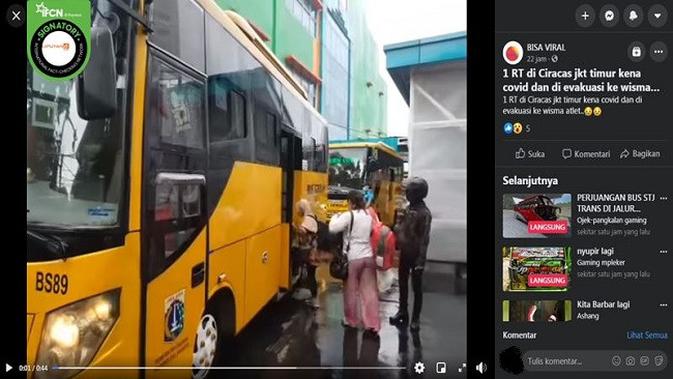 Gambar Tangkapan Layar Video yang Diklaim Warga 1 RT di Ciracas Dievakuasi ke Wisma Atlet karena Covid-19 (sumber: Facebook)
