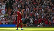 Penyerang Liverpool, Mohamed Salah, memberikan tepuk tangan kepada para suporter saat meninggalkan lapangan dalam kondisi cedera pada pertandingan Premier League Inggris antara Liverpool melawan Crystal Palace di Stadion Anfield, Liverpool, Inggris barat laut, pada 25 April 2026. (Paul ELLIS / AFP)