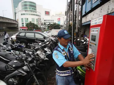 Petugas melakukan pembayaran pada mesin parkir meter di Jalan Falatehan, Jakarta, Selasa (1/11). Kepala UP Perparkiran Dishubtrans DKI Theodore Sianturi mengatakan kebutuhan mesin parkir mencapai 978 unit di 387 titik. (Liputan6.com/Immanuel Antonius)