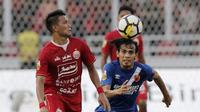 Gelandang Persija Jakarta, Sandi Sute, berebut bola dengan pemain PSM Makassar, Rasyid Bakri, pada laga Piala Indonesia 2019 di SUGBK, Jakarta, Minggu (21/7). Persija menang 1-0 atas PSM. (Bola.com/M Iqbal Ichsan)