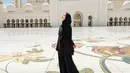 Penampilan Shandy Aulia yang paling menarik perhatian adalah ketika ia berpose di Abu Dhabi. Berpose di dalam Masjid Sheikh Zayed, Shandy Aulia tampil tertutup dengan outfit serba hitam dan kerudung hitam yang menutupi kepalanya. [Foto: Instagram/shandyaulia]