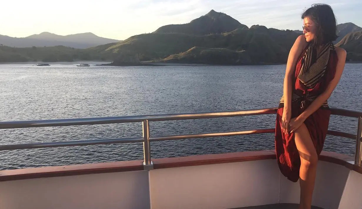 Berwisata air sepertinya menjadi hal yang sangat disukai oleh Titi. Kali ini ia berada di atas kapal, dan bicara soal penampilannya. Titi tetap bangga dengan warna kulitnya yang eksotis. Ia mengenaka dress berwarna merah. (Instagram/titirajobintang)