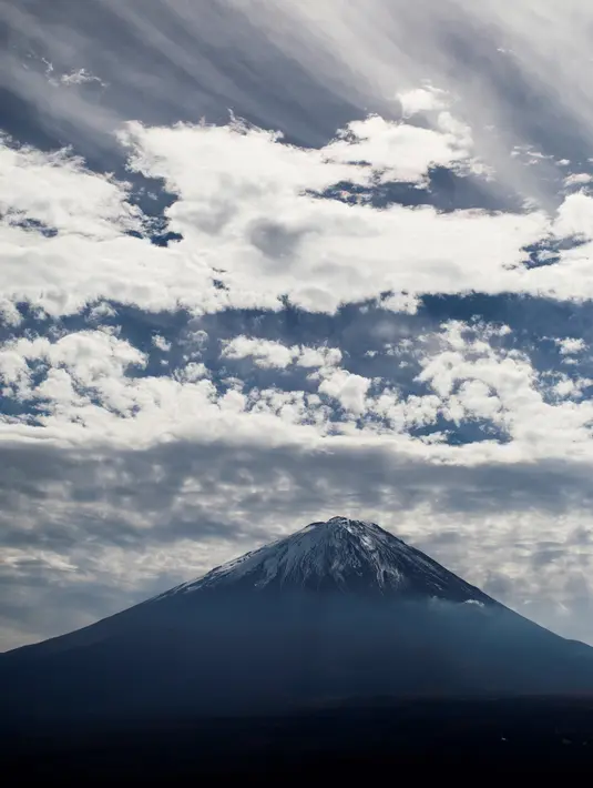 Gunung Fuji, gunung tertinggi di Jepang, terlihat dari Fujikawaguchiko, Prefektur Yamanashi (1/11). Sekitar 200.000 orang mendaki Gunung Fuji setiap tahunnya, 30% di antaranya orang asing. (AFP Photo/Behrouz Mehri)