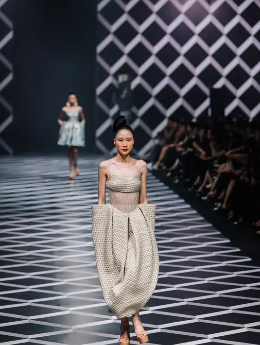 Karya-karya Sebastian Gunawan memang selalu diilhami oleh kehidupan. Koleksi terbarunya kali ini, berbagai detail kehidupan kemudian disambung-sambungkan menjadi mozaik, ditarik, dan dikerut membantuk siluet. Foto: Document/Sebastian Gunawan.