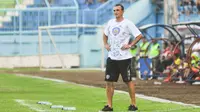 Pelatih Arema Cronus, Milomir Seslija memakai kaus yang dipenuhi tanda tangan pemain saat beruji coba melawan Persija Jakarta di Stadion Kanjuruhan, Sabtu (16/4/2016). (Bola.com/Iwan Setiawan)