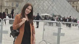 Menjelang musim panas di Paris, Ayu Ting Ting memilih untuk liburan ke sana dan jalan-jalan ke pusat kota. Tempat selanjutnya yang ia kunjungi adalah Musée du Louvre. (Liputan6.com/IG/@ayutingting92)