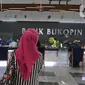 Suasana pelayanan nasabah di kantor pusat Bank Bukopin, Jakarta, Selasa (1/7/2020). PUT V akan digelar melalui penerbitan saham baru dengan memberikan penawaran Hak Memesan Efek Terbatas Terlebih Dahulu (HMETD) alias rights issue kepada pemegang saham. (Liputan6.com/Herman Zakharia)