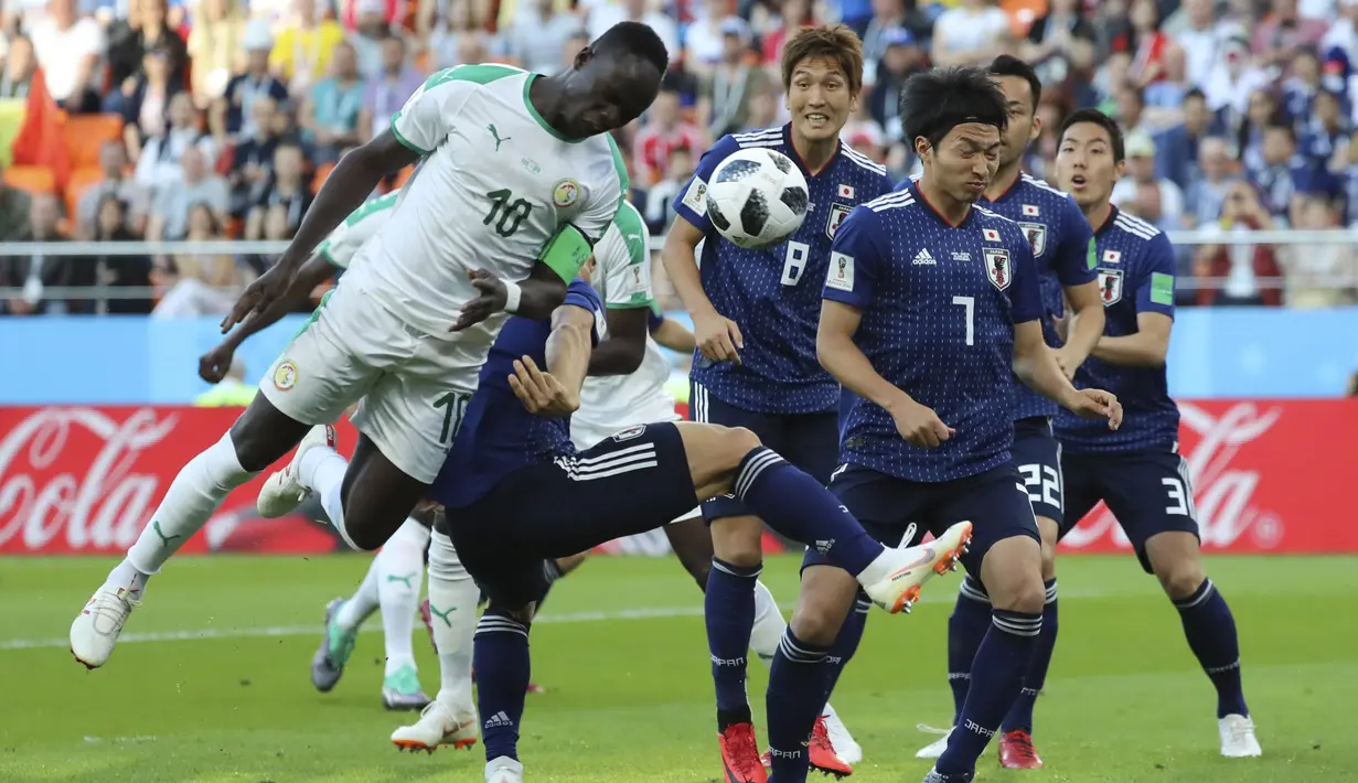 Gelandang Senegal, Sadio Mane, menyundul bola saat melawan Jepang pada laga grup H Piala Dunia di Yekaterinburg Arena, Yekaterinburg, Minggu (25/6/2018). Kedua negara bermain imbang 2-2. (AP/Eugene Hoshiko)