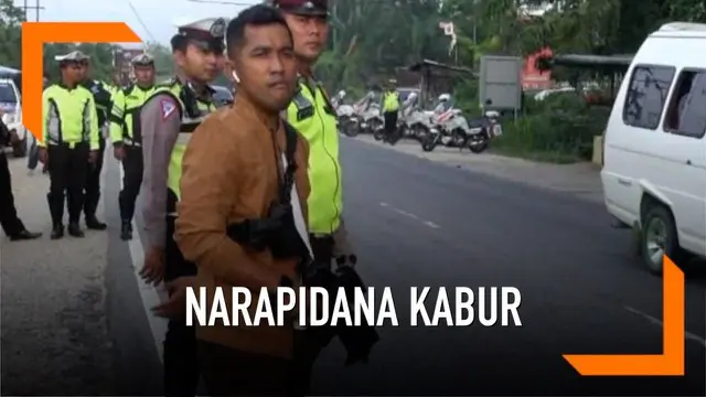 Polisi daerah provinsi Riau gelar razia di daerah perbatasan kabupaten, memburu belasan narapidana yang kabur saat kerusuhan pecah di rumah tahanan Siak hari Sabtu (8/5) lalu.