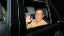 Akbar Tandjung langsung menuju mobilnya usai mengunjungi kediaman politisi senior BJ Habibie, Jakarta, Senin (15/12/2014). (Liputan6.com/Herman Zakharia)