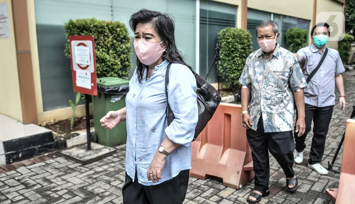 Keluarga korban kecelakaan pesawat Sriwijaya Air SJ 182 mendatangi Posko Ante Mortem DVI di RS Polri Sukanto, Kramat Jati, Jakarta, Minggu (10/1/2020). Data keluarga korban Sriwijaya Air SJ 182 diperlukan tim forensik RS Polri guna kepentingan identifikasi. (merdeka.com/Iqbal S. Nugroho)