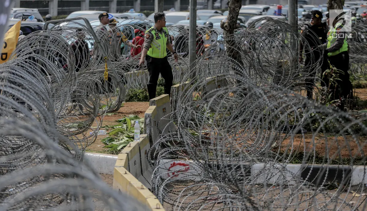 Kawat berduri disiagakan jelang aksi demo nanti siang di Gedung DPR/MPR RI, Jakarta, Selasa (24/9/2019). Sebanyak 18 ribu personel gabungan dari TNI-Polri maupun unsur dari Pemprov DKI Jakarta seperti Damkar, Satpol PP dan Dishub disiagakan jelang demo siang nanti. (Liputan6.com/Faizal Fanani)