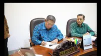 Presiden SBY menandatangani dua Perppu menolak Pilkada tidak langsung, di Kantor Presiden, (2/10/14). (twitter.com/SBYudhoyono)
