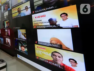Menteri Parekraf Sandiaga Salahudin Uno menyapa para penerima beasiswa Kahmipreneur yang di gelar secara virtual di Jakarta (31/07/2021). Sandiaga Salahudin Uno menggandeng Kahmipreneur memberikan program beasiswa gelombang pertama kepada anak pedagang kecil. (Liputan6.com/HO/Bon)