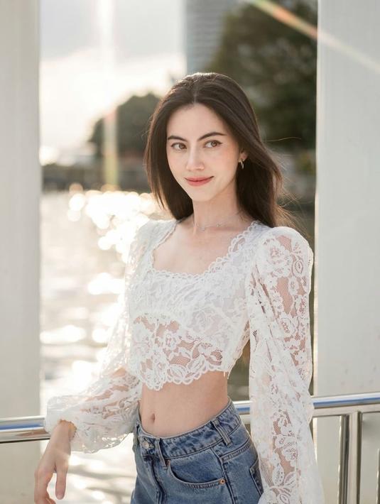 Aktris kelahiran Bangkok, 16 Mei 1992 selalu mencuri perhatian terkait gaya penampilan. Gaya penampilannya simpel tapi menawan dari Davika membuat para penggemarnya kian jatuh hati. Seperti saat Davika kenakan outfit putih yang membuatnya terlihat feminin. (Liputan6.com/IG/@davikah)