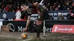 Lapangan pertandingan Blundell Park yang digunakan untuk pertandingan putaran keempat Piala FA 2025/2026 antara tuan rumah Grimsby melawan Wolverhampton, Minggu (15/02/2026) waktu setempat, mengundang perhatian. (AFP/Darren Staples)