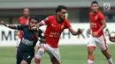 Bek Persija, Willian Pachecho (kedua kanan) berusaha menahan pergerakan pemain PSM Makassar, Zulham Zamrun saat lanjutan Liga 1 Indonesia di Stadion Patriot Candrabhaga, Bekasi, Selasa (15/8). Laga berakhir imbang 2-2. (Liputan6.com/Helmi Fithriansyah)
