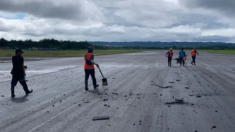 Foto kerusakan runway Bandara Domine Eduard Osok (DOE) Sorong, Papua Barat.