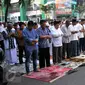 Ribuan warga Muhamadiyah melaksanakan Salat Idul Adha 1436 H di halaman Kampus UHAMKA, Jakarta, Rabu (23/9/2015). Muhammadiyah meminta pemerintah menetapkan libur dua hari karena adanya perbedaan waktu pelaksanaan. (Liputan6.com/Gempur M Surya)