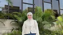 Kesha Ratuliu mengenakan blazer crop putih senada dengan inner dan kerudungnya. Dipadukan celana denim cut bray ripped. [@kesharatuliuu]